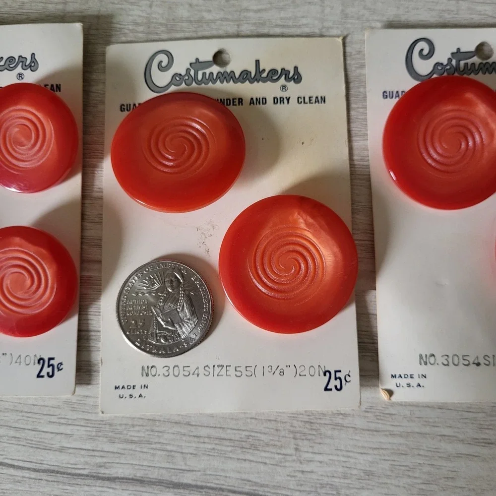 Costumakers Round Red Swirl Vintage Buttons NOS Sewing Arts & Crafts